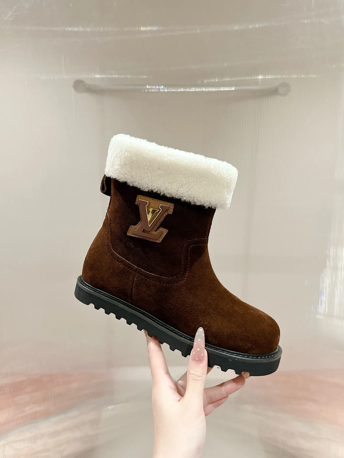 👟👟Ex-factory price 780👟👟 Louis Vuiton·Louis Vuitton 2025ss new LV Aspen Line series wool thick-soled Chelsea short boots fur boots snow boots Martin boots Original purchase, development and production This LV snow boots adopt the original lasting method. The materials are all original ones. Pay attention to the difference between the lower version and the molded rubber sole. The upper is decorated with three-dimensional carvings, which is full of high-end. The upper foot is really beautiful. ▪️Fabric: Cow suede/presbyopia leather ▪️Inner lining: original wool lining ▪️Outsole: original molded outsole ▪️Size: 35-40 (40 customized, non-returnable)